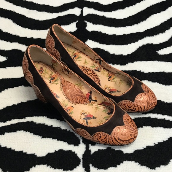 Anthropologie Shoes - Miss L-Fire Leather Embossed Pumps